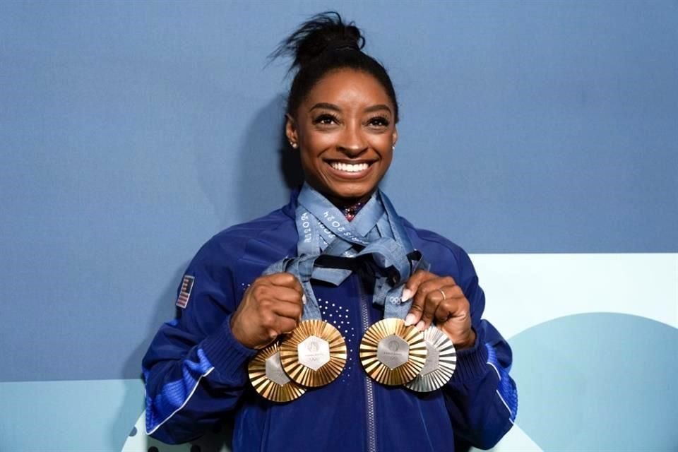 La gimnasta estadounidense Simon Biles cerró su participación en los JO de París con varios tropiezos pero con una medalla más.