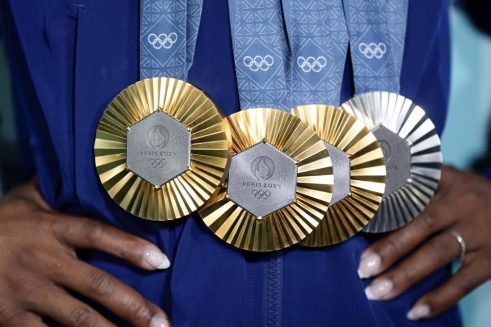 Al final de las competencias de gimnasia de este lunes, Biles posó con las cuatro medallas que ganó en París 2024.