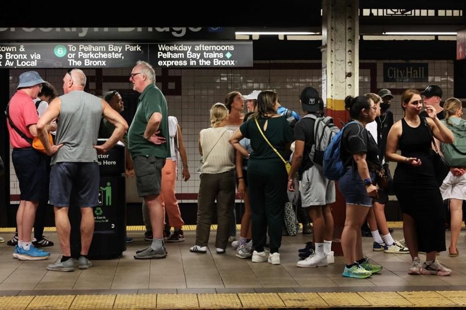 Personas esperan el tren en una estación en la Ciudad de Nueva York, el 1 de agosto del 2024.