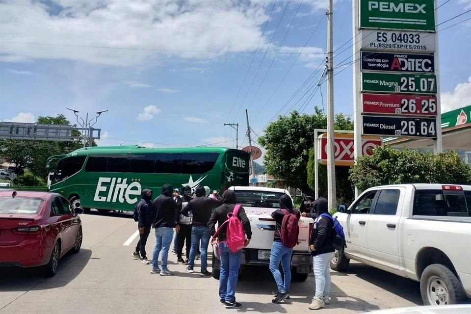 Normalistas de Ayotzinapa robaron 6 vehículos del Bienestar y otro de una empresa privada tras el bloqueo realizado en la Autopista del Sol.