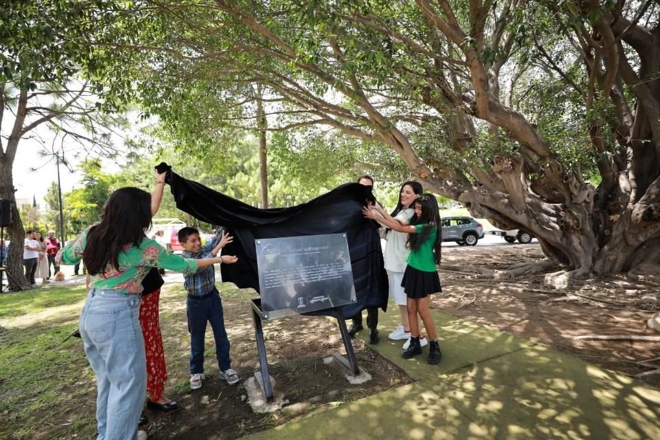 Colocan placa de valor cultural, histórico y patrimonial en un camichín ubicado en la Colonia Real de Valdepeñas, en Zapopan.