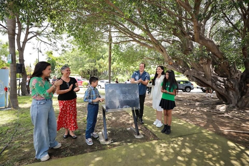 Colocan placa de valor cultural, histórico y patrimonial en un camichín ubicado en la Colonia Real de Valdepeñas, en Zapopan.