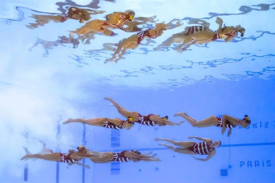 Al ritmo de 'Don't stop me now' el equipo mexicano de natación artística presentó la rutina técnica en París, colocándose en el octavo lugar