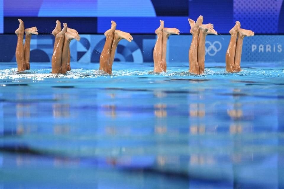 Al ritmo de 'Don't stop me now' el equipo mexicano de natación artística presentó la rutina técnica en París, colocándose en el octavo lugar.