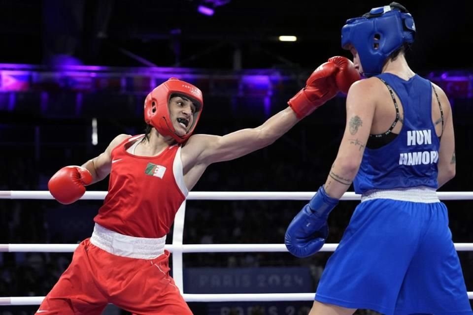 El COI autorizó a los dos boxeadoras a presentarse en París y tanto Khelif (der.) como Lin ya han asegurado medallas, pues avanzaron a semifinales en sus respectivas categorías.