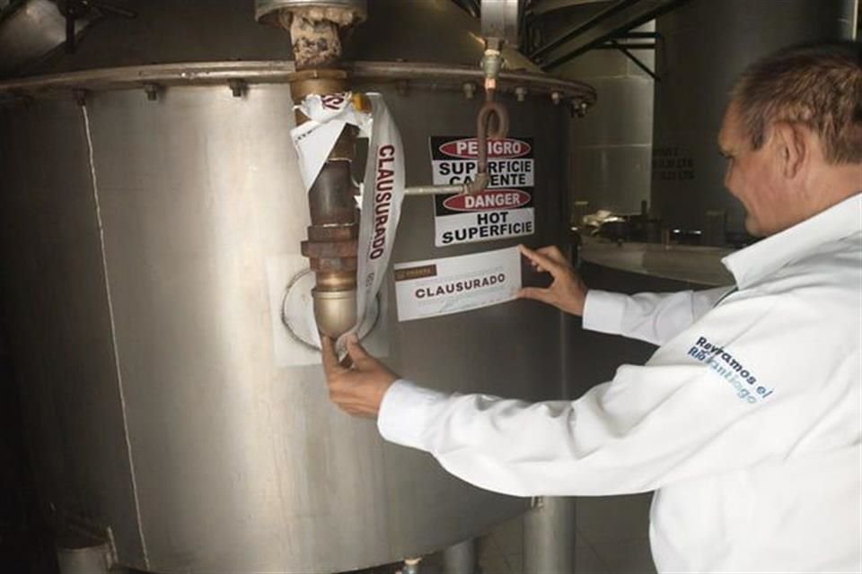 La Proepa clausura tequilera en Atotonilco por fuga de vinazas, las cuales terminaron en un arroyo; la inspección se hizo debido a una denuncia de la población.