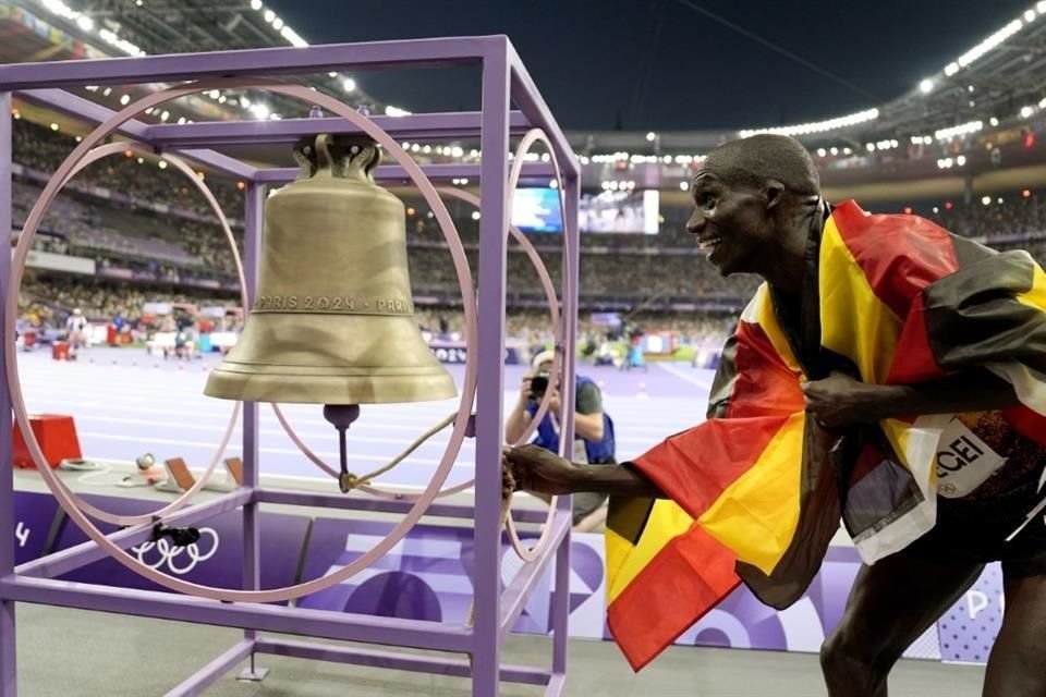 El ugandés Joshua Cheptegei, quien se alzó con el oro en los 10 mil metros masculinos, ya tuvo su oportunidad de tocar la campana.