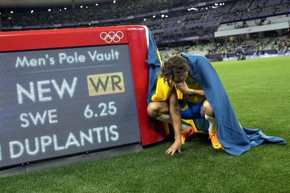 Armand Duplantis se hincó y lloró junto a la pantalla que mostraba su nuevo récord mundial y olímpico en el salto con pértiga.