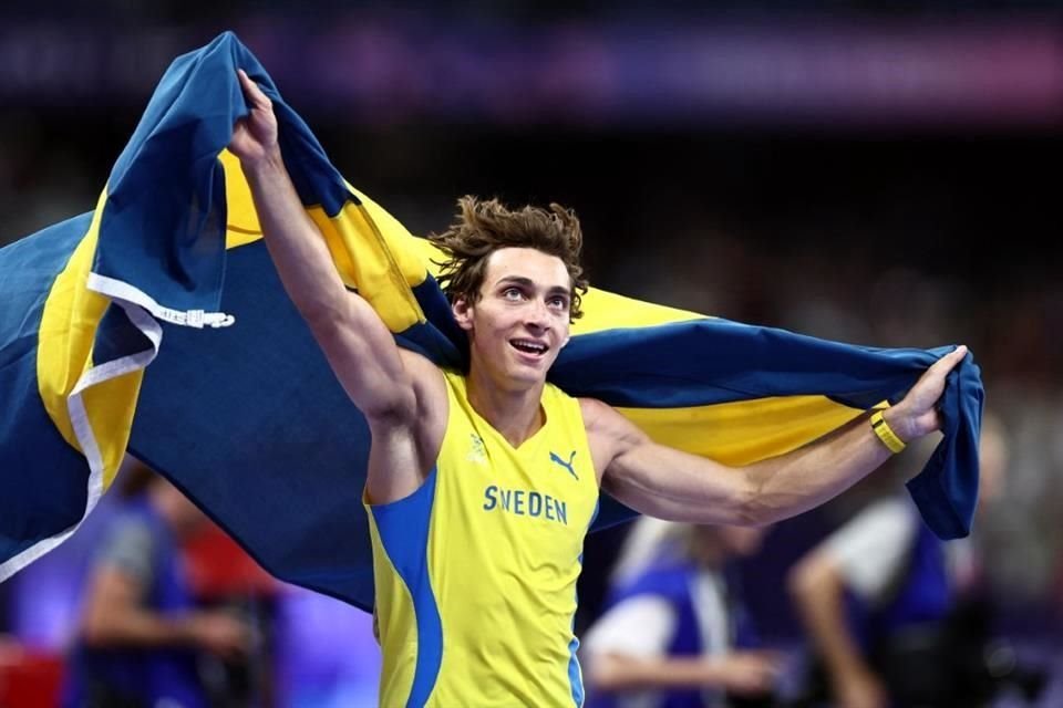 Armand Duplantis ganó el bicampeonato olímpico en el salto con pértiga en París 2024, sus rivales lo alentaron para lograr el récord mundial.