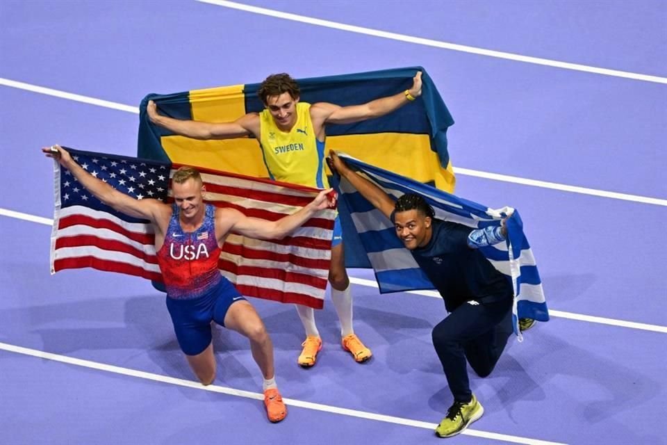 Armand Duplantis, Sam Kendricks y Emmanouil Karalis dieron la vuelta olímpica al Stade de France luego de que el sueco rompiera su récord mundial.