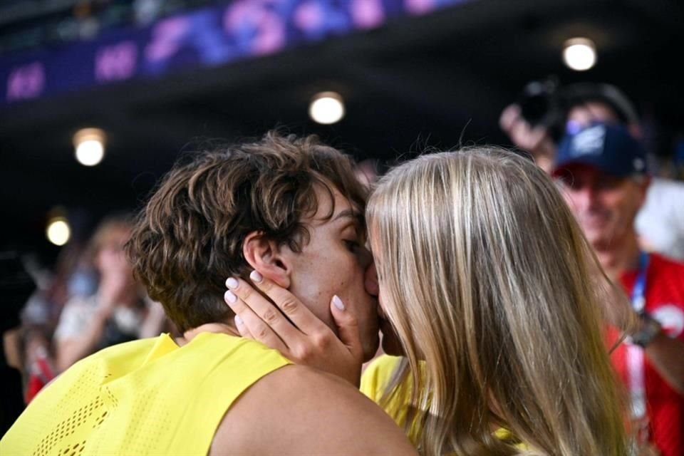 Como en la mayoría de sus nuevas hazañas, Duplantis festejó su hito con su pareja, Desire Inglander en las gradas del Stade de France.