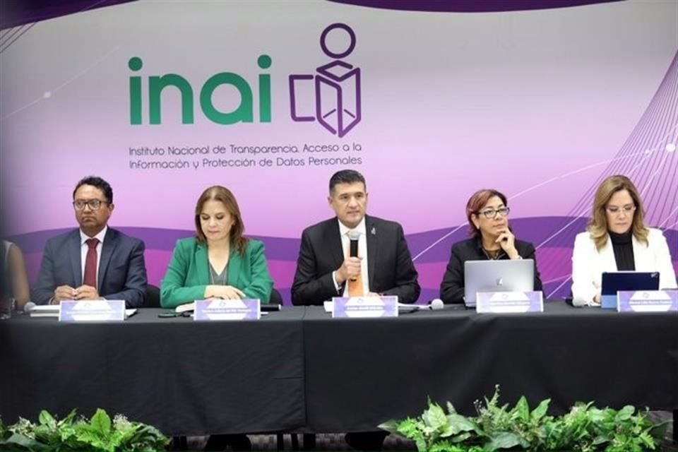 Los comisionados del INAI en una reunión de trabajo realizada en la sede del organismo.