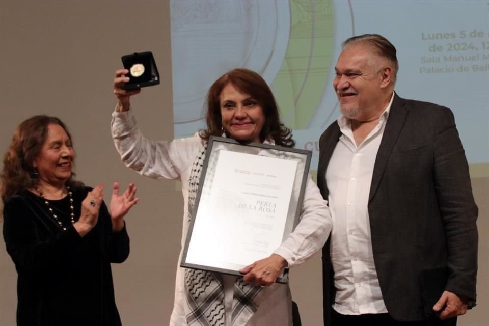 Lucina Jiménez, directora del INBAL; la dramaturga Perla De la Rosa y el actor Joaquín Cosío, quien presentó a la galardonada.