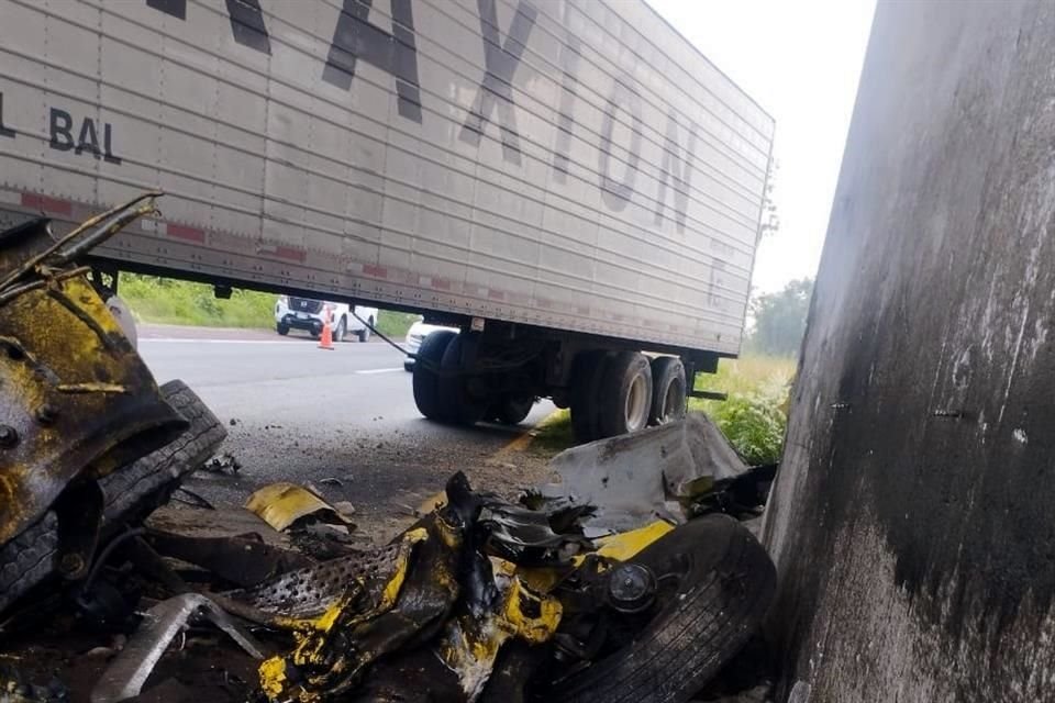 Un tráiler chocó sobre la autopista México-Pirámides en Ecatepec. Pese al siniestro, el chofer sólo sufrió lesiones menores.