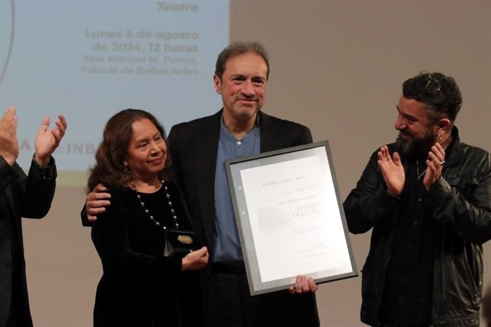 Lucina Jiménez, directora del INBAL, entregó la Medalla Bellas Artes al director de escena David Olguín.