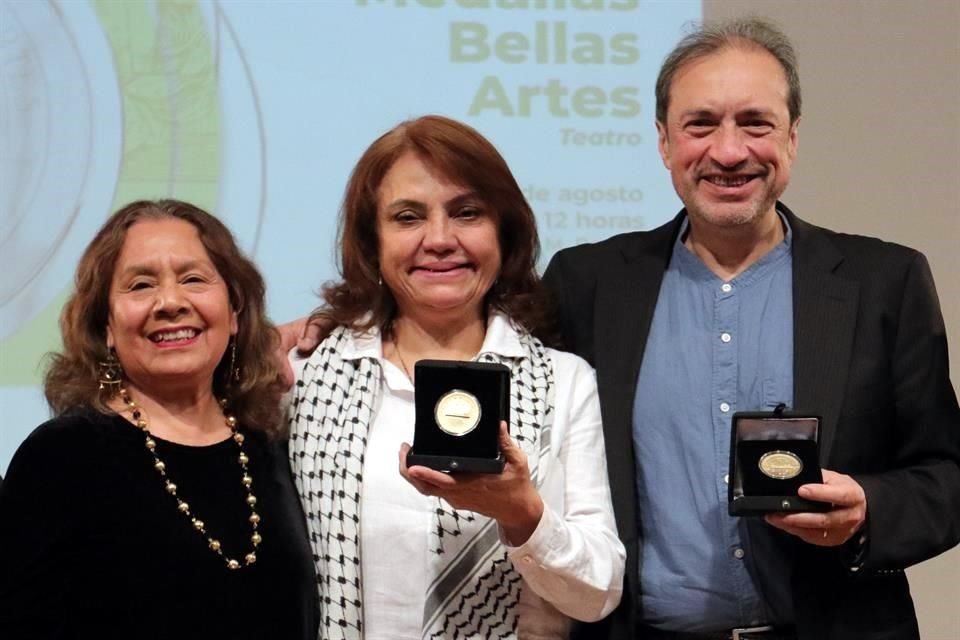 Los galardonados con Lucina Jiménez, directora del INBAL.