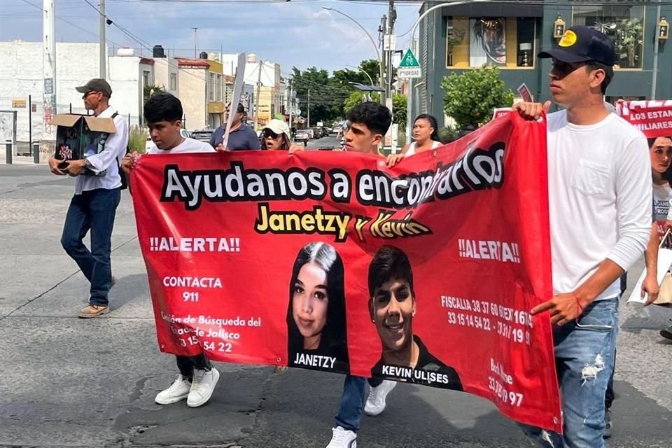 En plena marcha por desaparición de Elena Janetzi y Kevin Ulises, la madre de ésta recibió llamada en la que le informaron que estaban bien.