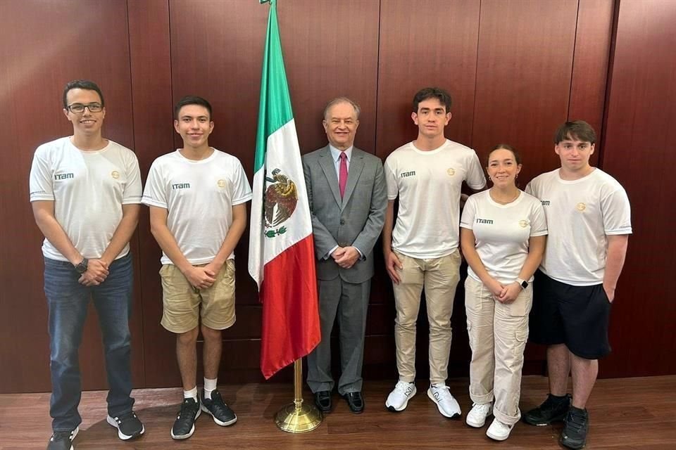 Los cinco jóvenes se reunieron con el Emb. Pablo Macedo, Cónsul General de México, en su paso por Hong Kong.