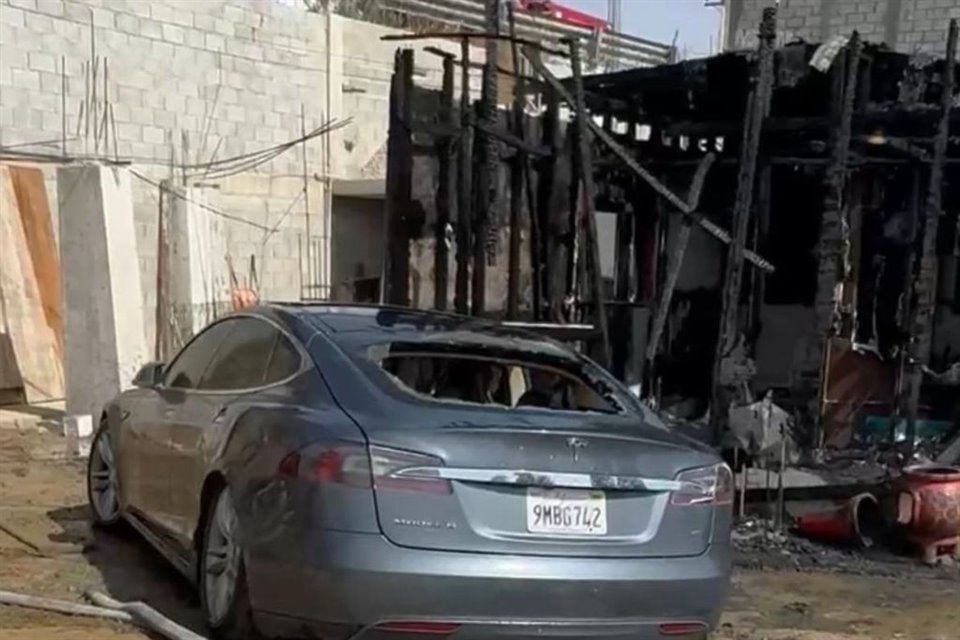 Automovilista provocó el incendio de un vehículo y de una casa al conectar su carro Tesla a una fuente habitacional en Tijuana.