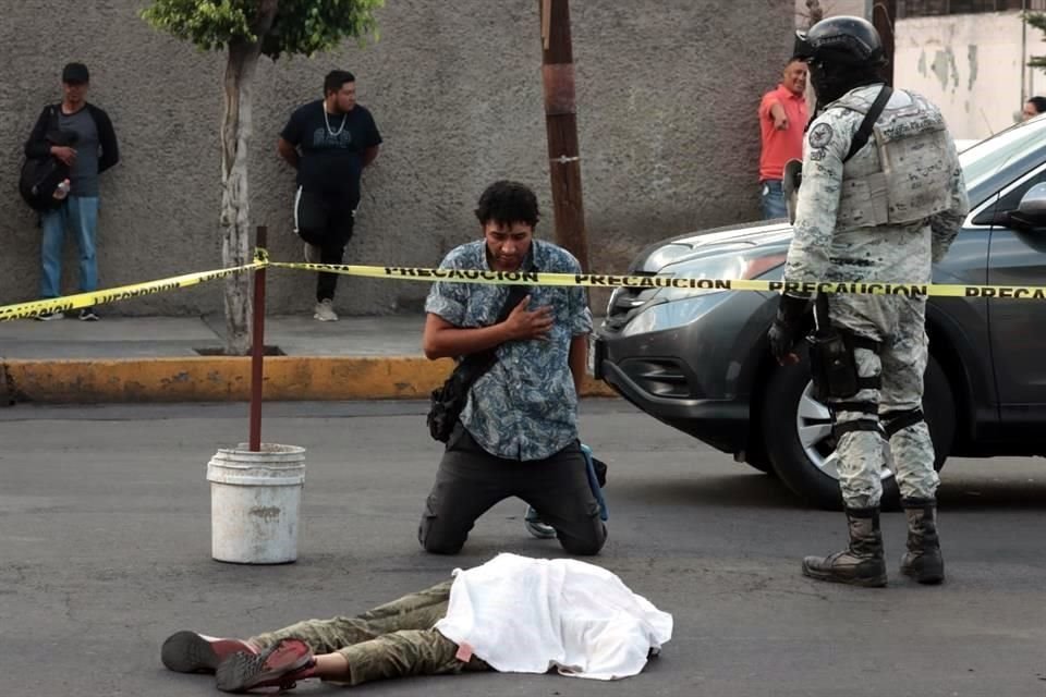 Un hombre en situación vulnerable intentaba cruzar la calle cuando fue arrollado por un tráiler.