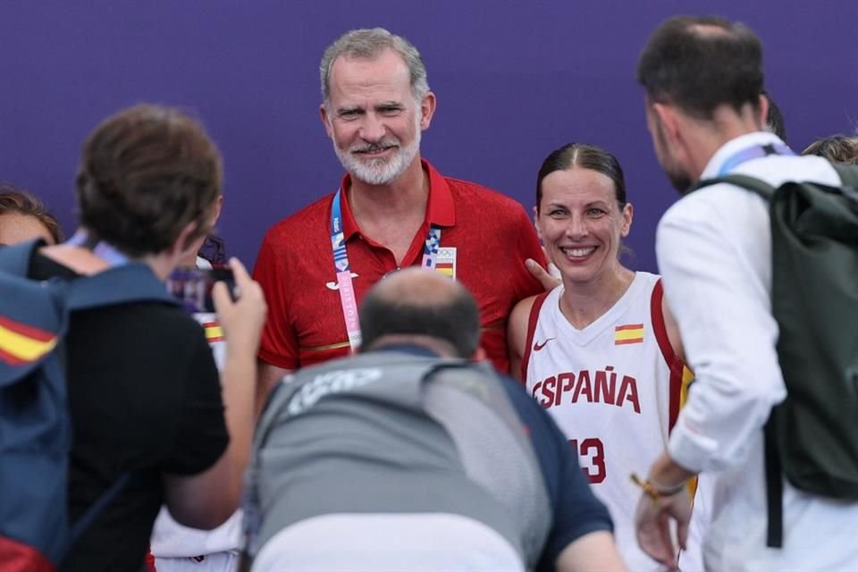 El rey Felipe VI de España y Sandra Ygueravide, posan después de ganar el partido de semifinales de baloncesto 3x3 femenino entre España y Estados Unidos durante los Juegos Olímpicos de París 2024