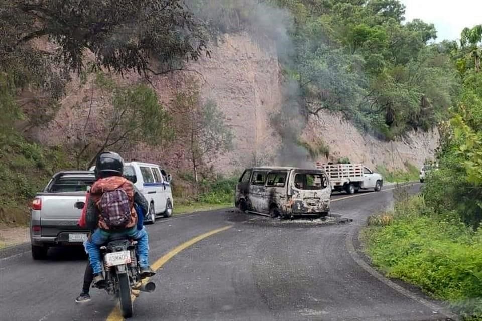 Hombres armados incendiaron una unidad del transporte público tras bajar a pasajeros y al chofer, sobre la vía Chilpancingo-Chichihualco.