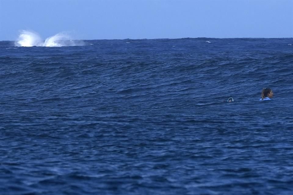 Un invitado sorpresa apareció para el último día de competencias de surf de los Juegos Olímpicos en Tahití: una ballena.