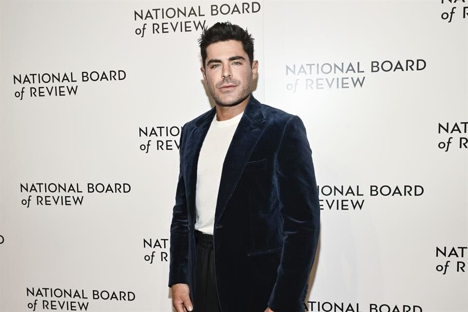 Zac Efron acudió a un hospital después de golpearse e ingerir demasiada agua al intentar hacer un truco de natación en una piscina en Ibiza.