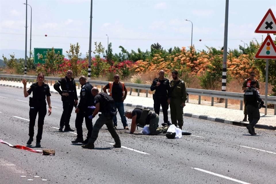 La Policía israelí revisa el lugar de un ataque con drones explosivos de Hezbollah cerca de la ciudad norteña de Nahariya.