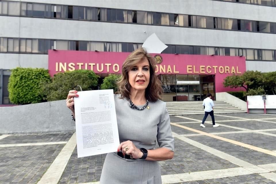 La diputada panista María Elena Pérez-Jaén acudió al INE.