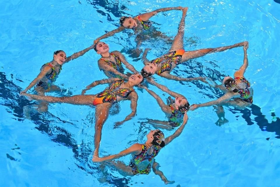 El equipo mexicano de natación artística hizo el tercer mejor puntaje en rutina libre y recortó diferencia a falta de una prueba en París.