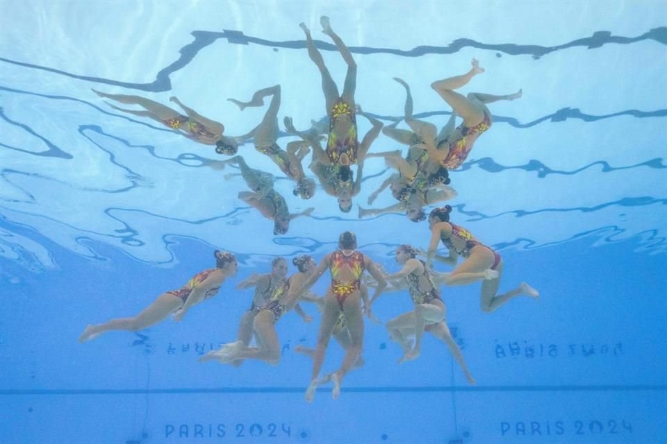 El equipo mexicano de natación artística hizo el tercer mejor puntaje en rutina libre y recortó diferencia a falta de una prueba en París.