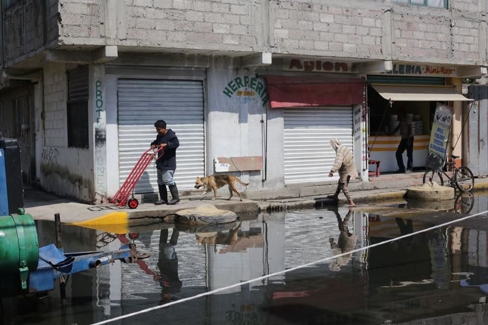 En las calles se ve a vecinos de Chalco limpiando sus hogares y buscando solución para que deje de entrar el agua.