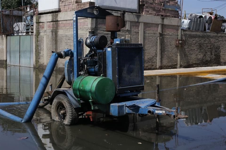 En el sitio, la ayuda es insuficiente y apenas se ven algunos camiones de desazolve en las algunas coladeras, pero es insuficiente para desahogar las calles.