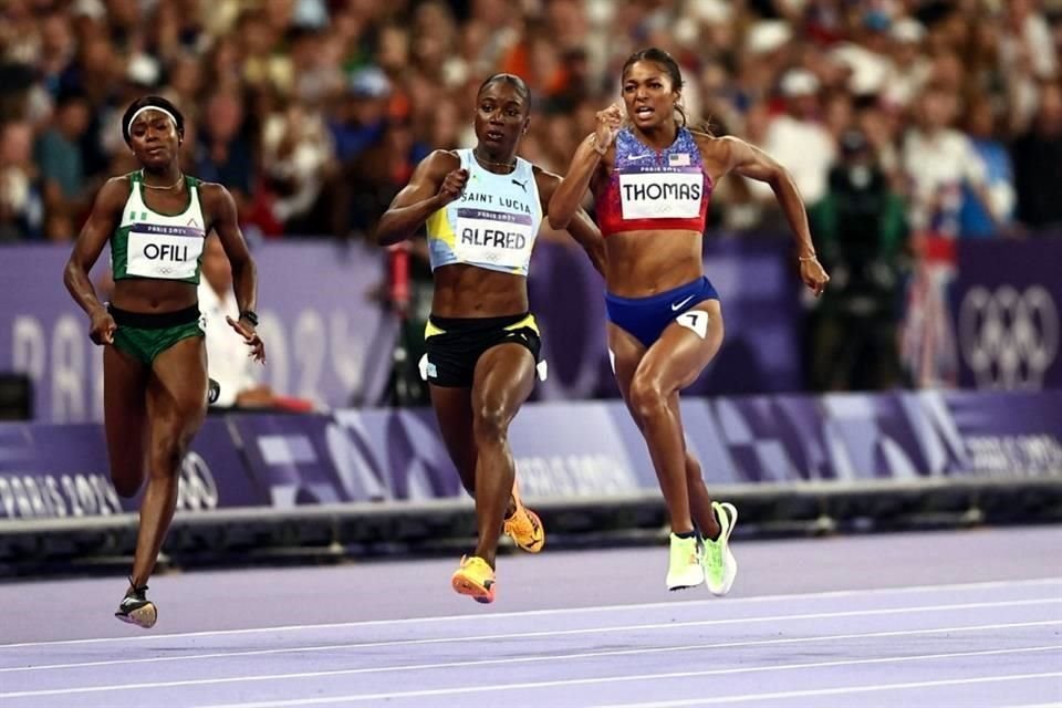 Intensa carrera en lso 200m femeniles.