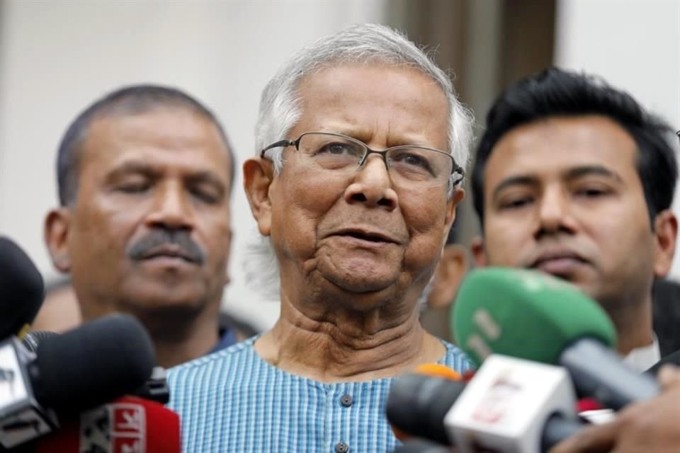 El premio Nobel Muhammad Yunus habla con los medios de comunicación en Daca, Bangladesh, el 3 de marzo de 2024.