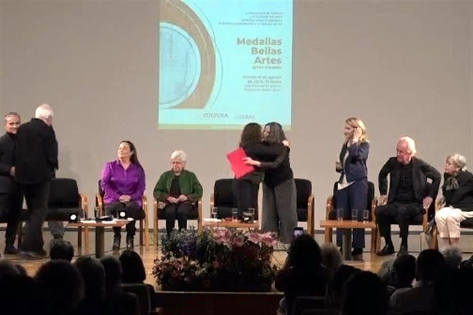 La directora del INBAL Lucina Jiménez encabezó la ceremonia de entrega de las Medallas Bellas Artes.