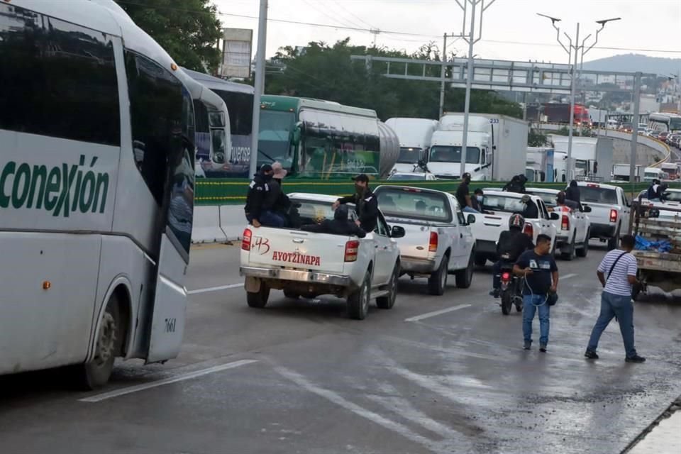 Los estudiantes demandan una reunión con el Secretario de Educación estatal, Marcial Rodríguez Saldaña.