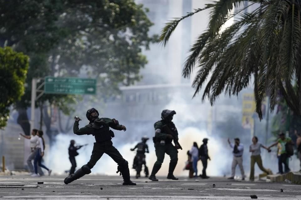 Un agente de policía lanza gases lacrimógenos contra manifestantes que protestan por los resultados electorales de Venezuela el 29 de julio de 2024.