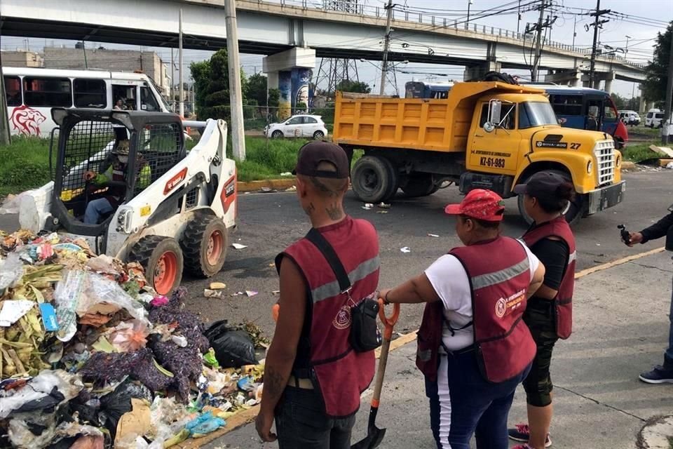 Los trabajadores independientes tiraron la basura en la vía pública a modo de protesta.