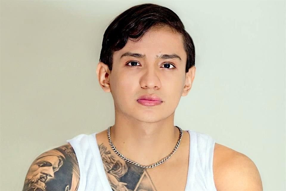 El cantante de 21 años recibe diario a fans que acuden a pedirle selfies en su natal Apatzingan.