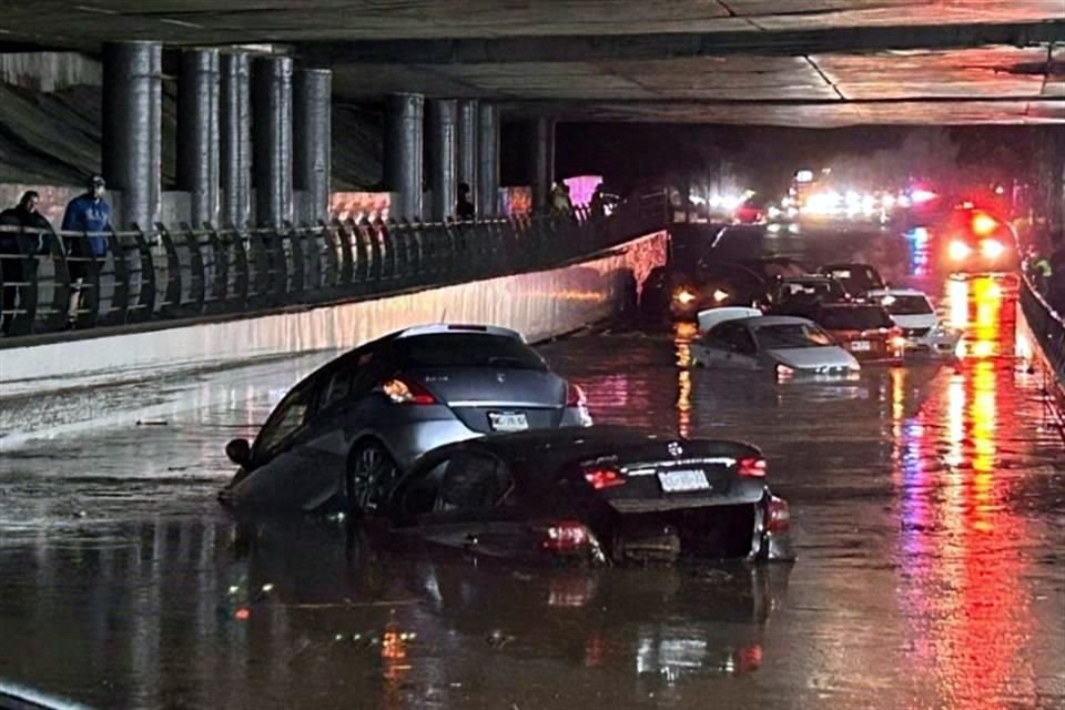 En el cruce de Avenida Primero de Mayo y Periférico se registraron inundaciones.