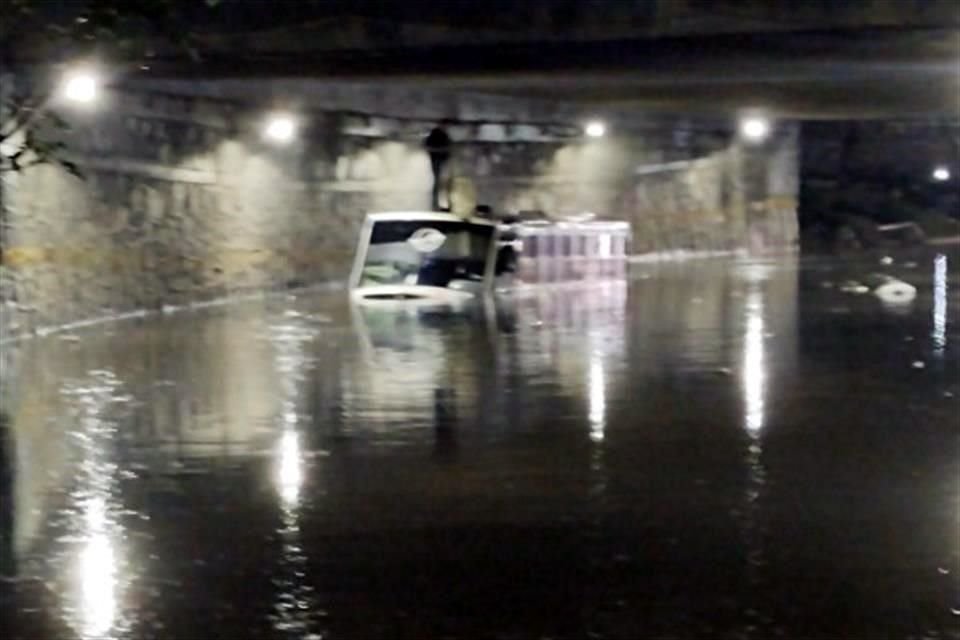 Un camión quedó varado debido a la acumulación de agua en la zona.