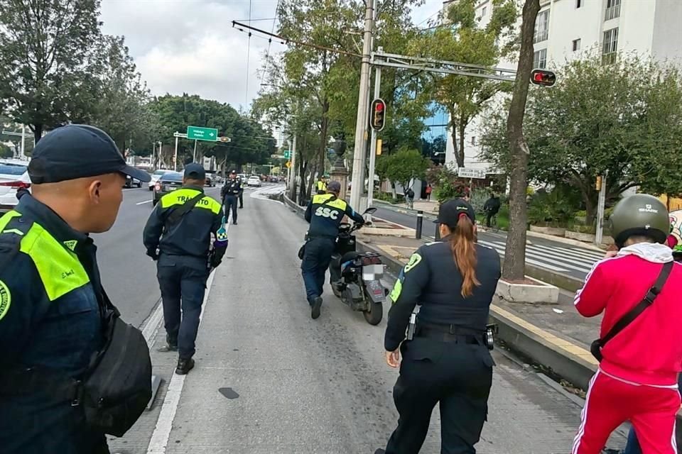 En julio, la invasión de un motociclista al carril confinado provocó que el conductor de una unidad de Metrobús frenara de emergencia, lo que provocó que 12 personas resultaran lesionadas.