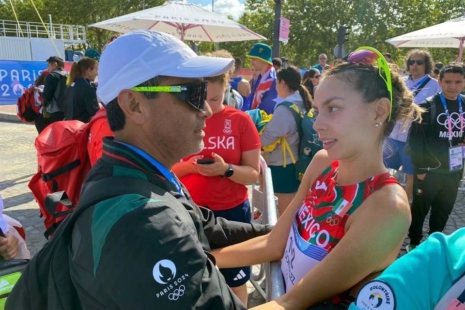 Alegna Gonzál recibiendo la felicitación de su entrenador Ignacio Zamudio.