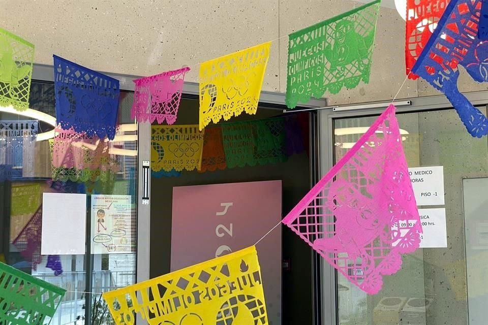 El papel picado forma para de la decoración en la sede mexicana.