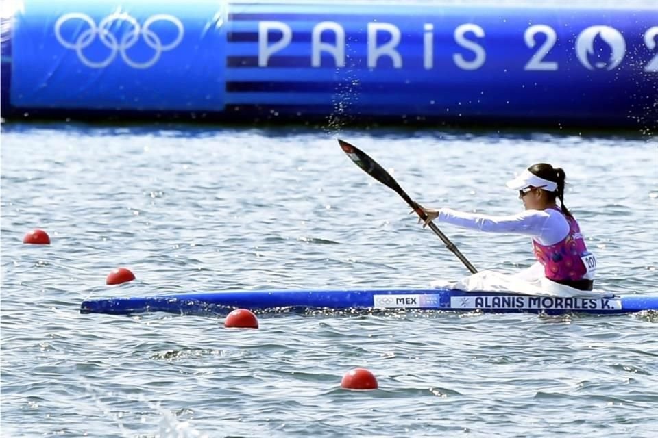 La santiaguense Karina Alanís cumplió en su heat eliminatorio y avanzó a la Semifinal del K1 500 metros Femenil.