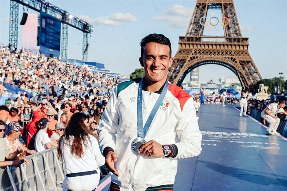 El clavadista mexicano Juan Celaya registró todo su festejo con su celular y desbordó en alegría en el Parque de los Campeones de París 2024.