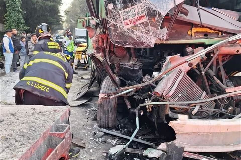 Según reportes preliminares, el conductor circulaba a alta velocidad y se estrelló por alcance contra un tráiler que remolcaba a una plataforma.