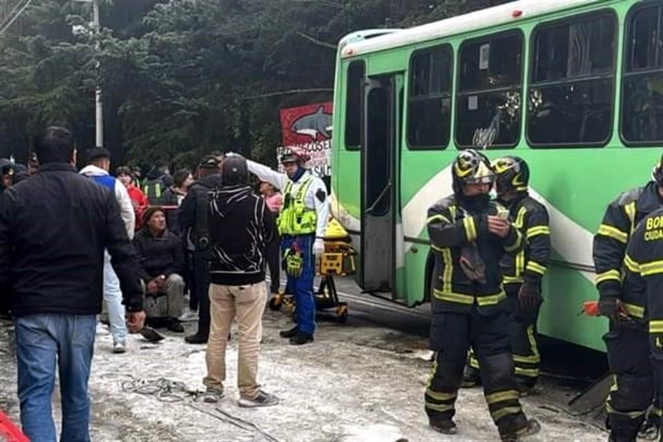 Paramédicos atendieron en el sitio a algunos de los usuarios y trasladaron a un hospital a al menos dos.